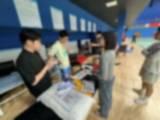 在训练馆和运动员一起看现有队服与面料样品